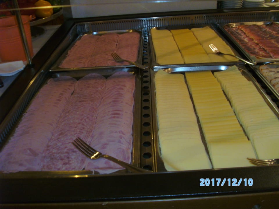 ...alles was das Herz begehrt, Wurst, Braten, Käse usw. Hotel Kohlerhof