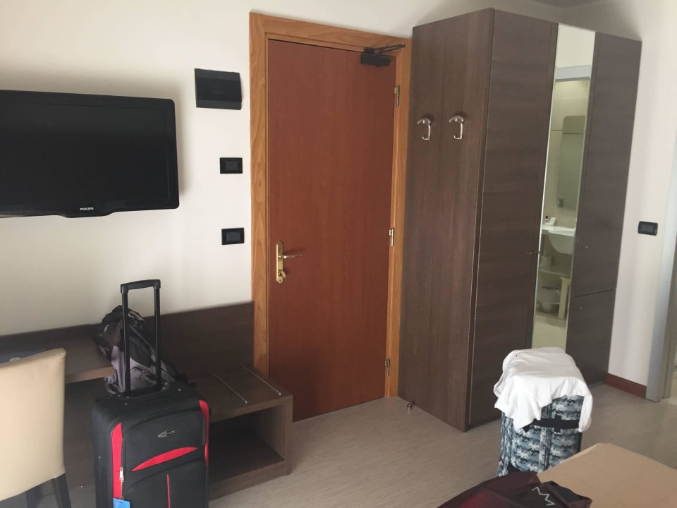 Zimmer mit geräumigem Kasten und TV Hotel International Beach