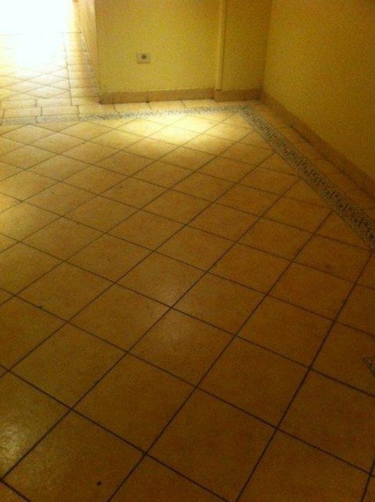 Dreckiger Gang am Lift vom Haupthaus Hotel Kempinski Soma Bay