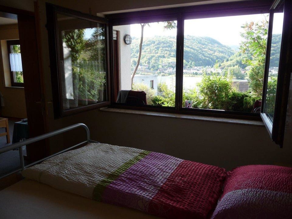 Blick aus Schlafzimmer auf "Vater Rhein" Ferienwohnung Elisabeth & Albert Kunz