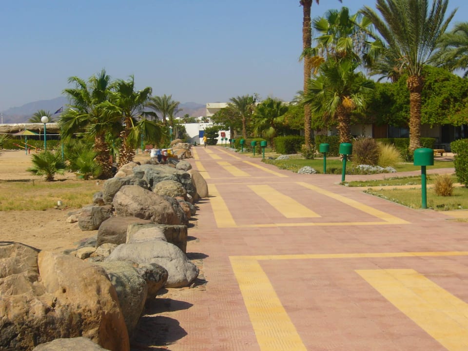 Aleja spacerowa wzdłuz plaży Shams Safaga Resort
