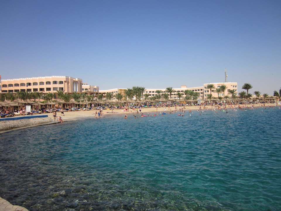Blick auf Strand mit Hotelanlage Beach Albatros Resort