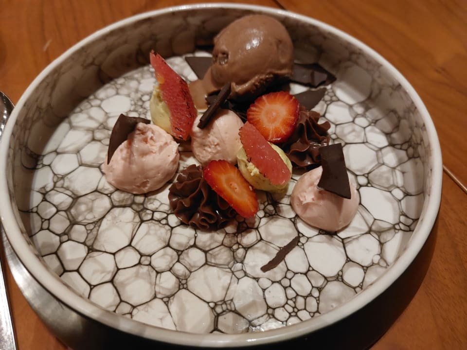 Gastro Acanthus Cennet Barut Collection