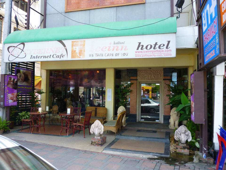 Eingang zum Internetkaffee von der Hauptsraße Hotel Ice Inn