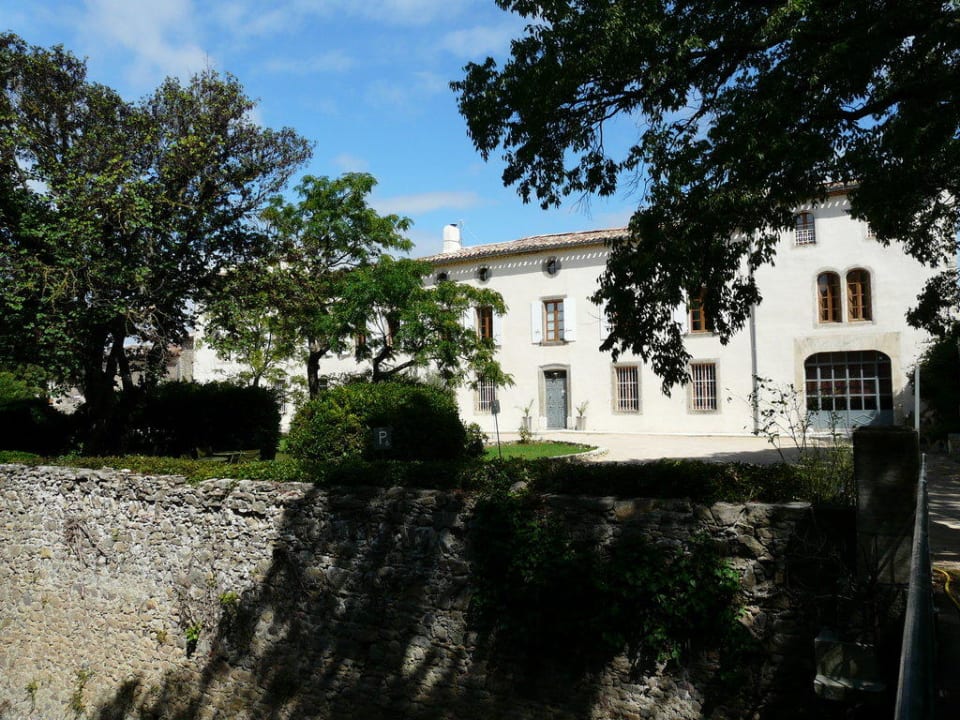 Blick von Fußgängerbrücke auf Hotel Château De Palaja