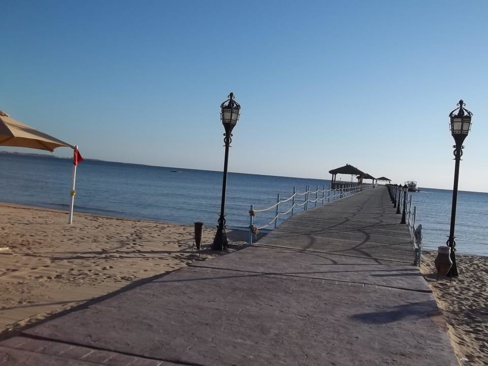 Steg zu etwas tieferen Wasser Amwaj Beach Club Abu Soma Resort