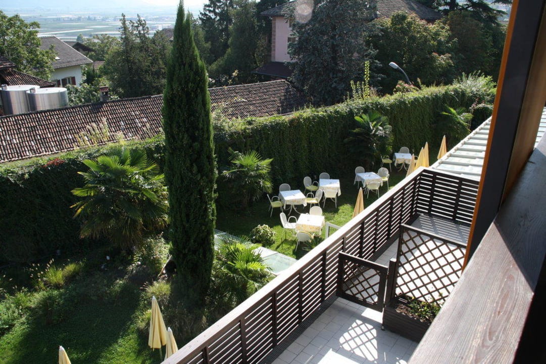 Lärmschutzwand begrünt Hotel Traminerhof