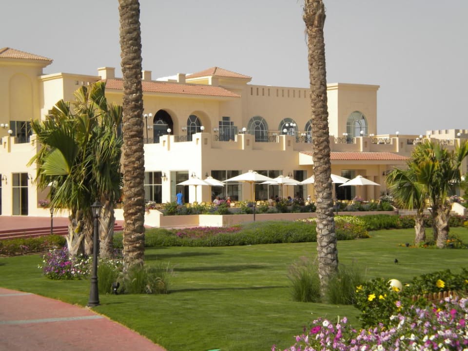 Blick auf die Terrasse des Hauptrestaurants Cleopatra Luxury Resort Makadi Bay