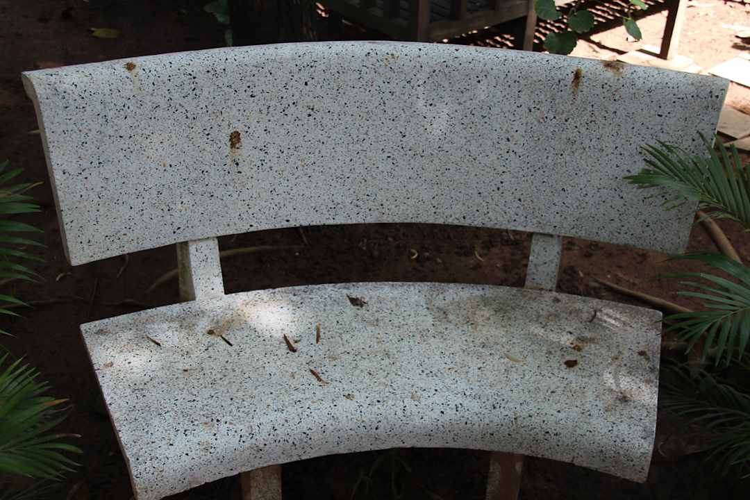 Durch Vogelkot verdreckte Sitzbank Hotel The Kabiki