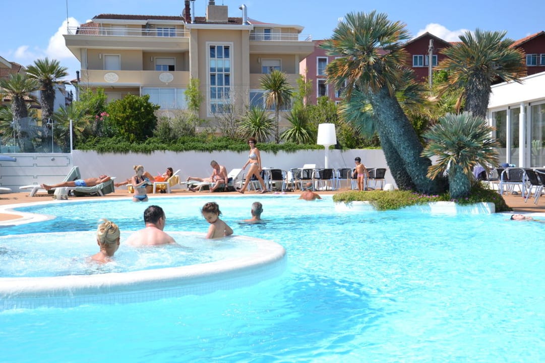 Pool fotografiert mit dem Rücken zum Strand Hotel Ambasciatori