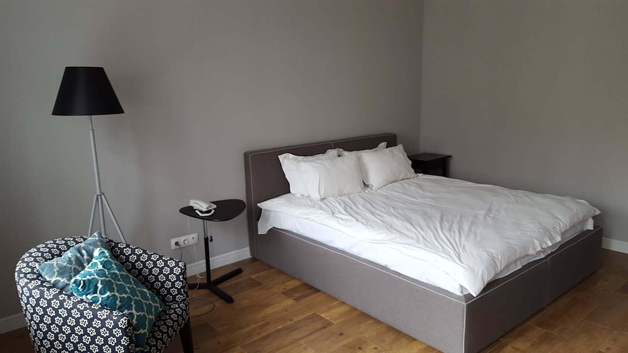 Bett und Sessel mit Stehlampe Partner Guest House Saksahanskogo Street