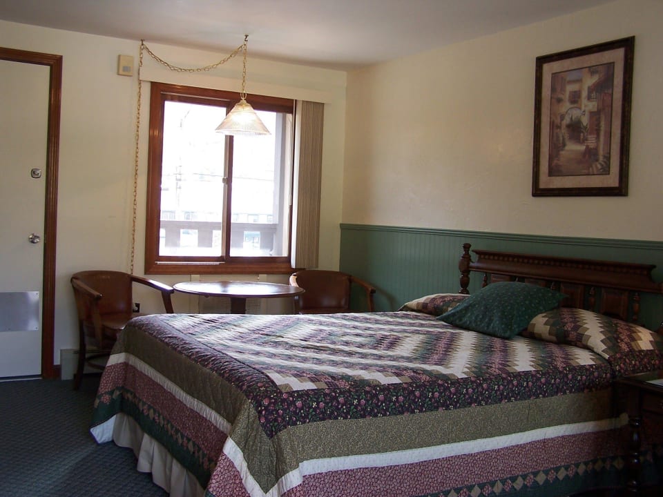 Balcony Room, one queen bed & private balcony Kancamagus Lodge