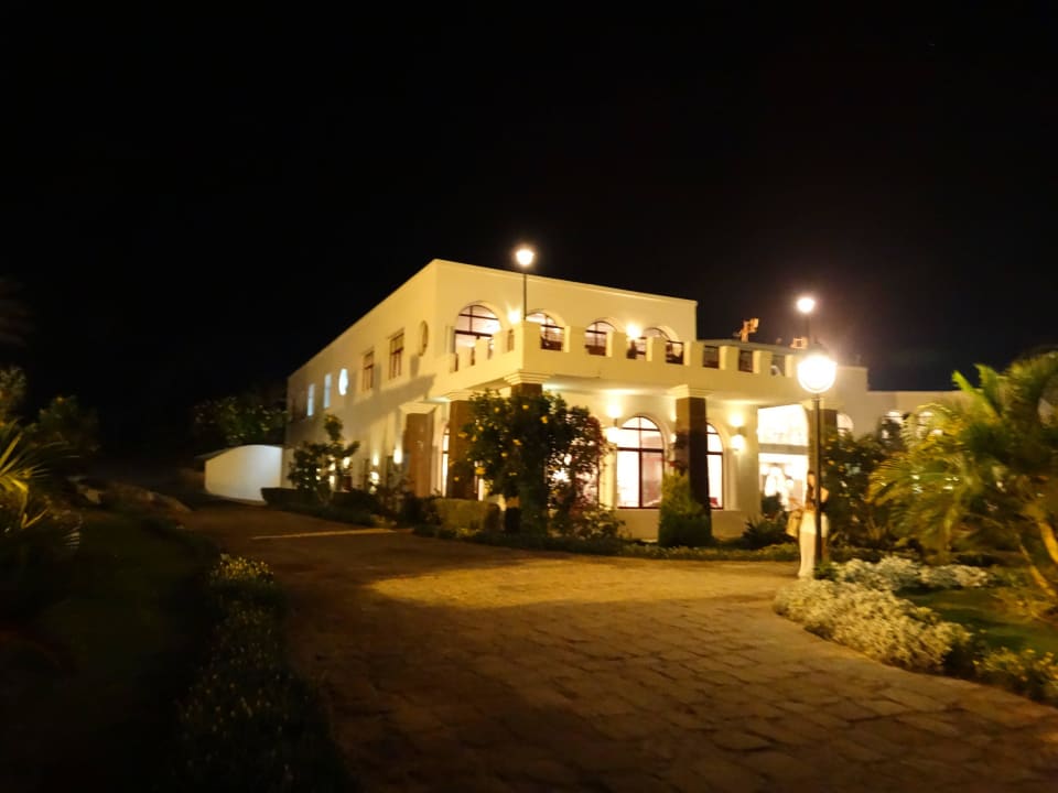Hotel Haupthaus in der Nacht. Hotel Gorgonia Beach Resort
