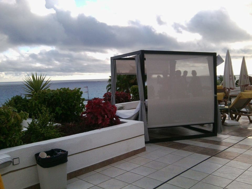 Sonnenbett auf der Terrasse Adrián Hoteles Jardines de Nivaria