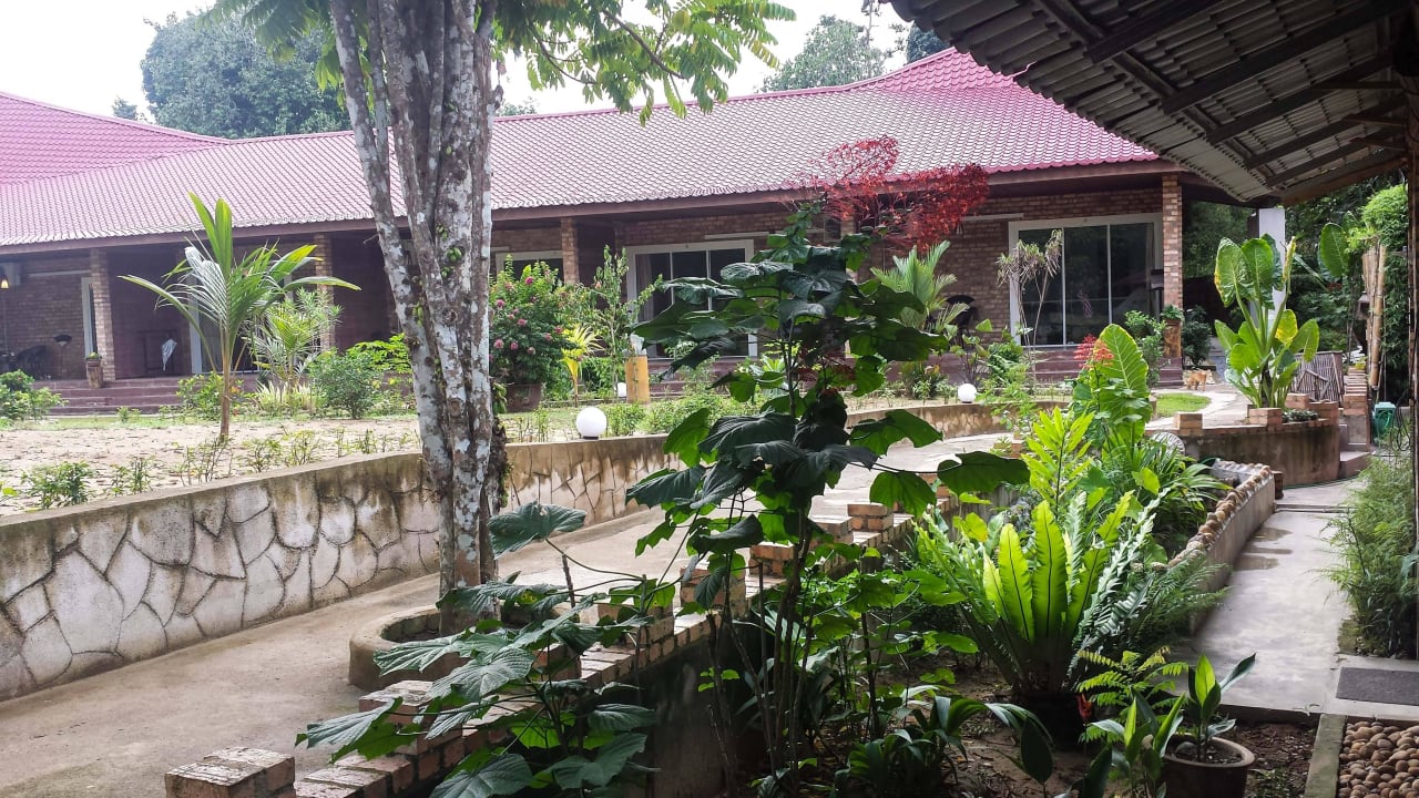 Blick vom Restaurant zu den Zimmern Balai Serama Guesthouse