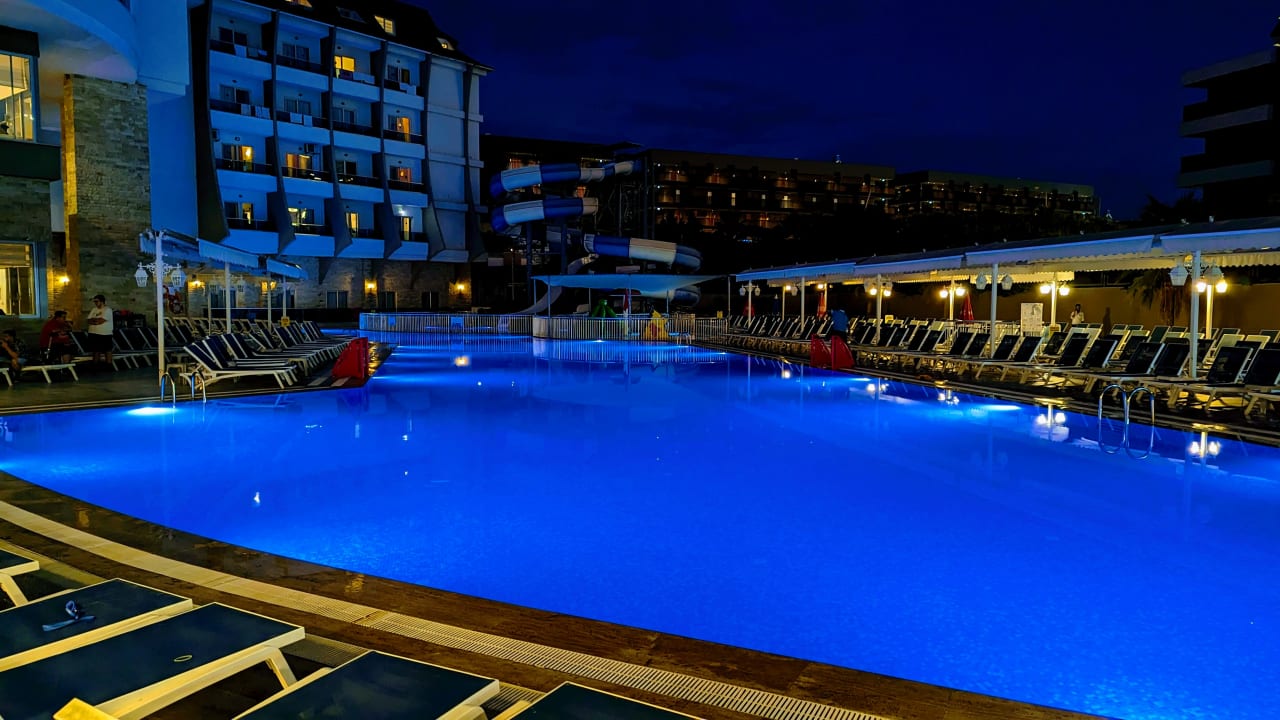 Pool Ramada Resort by Wyndham Side