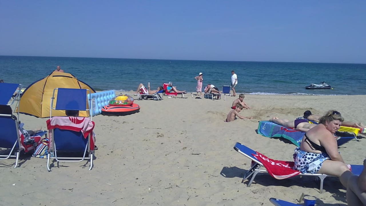 Blick von der Liege am Strand auf das Meer  Sol Luna Bay