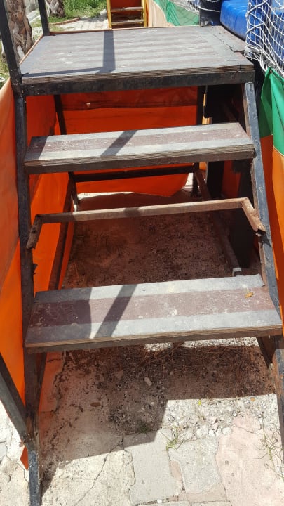 Defekte Treppe zum Trampolin Hane Family Resort