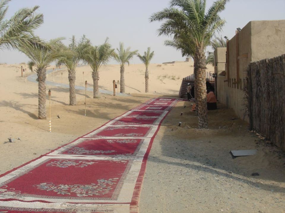 Rote Teppiche "Pflastern" den Weg zum Eingang Hotel Bab Al Shams Desert Resort & Spa