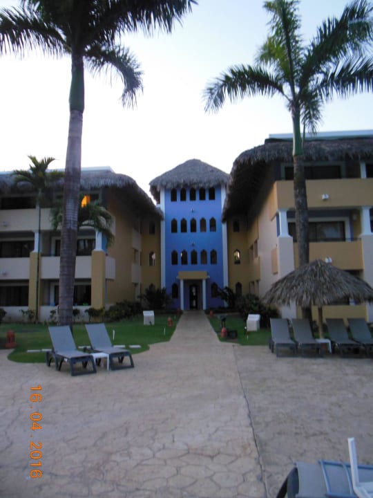 Blick vom Pool auf das Hotel Iberostar Waves Costa Dorada