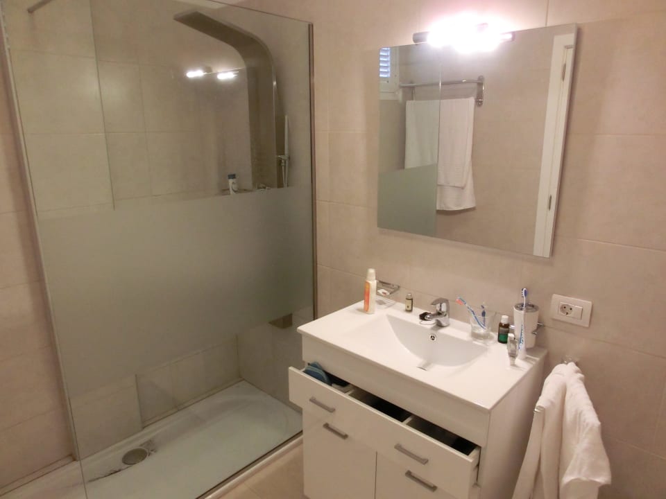 Eins von zwei Bädern Los Olivos Beach Resort