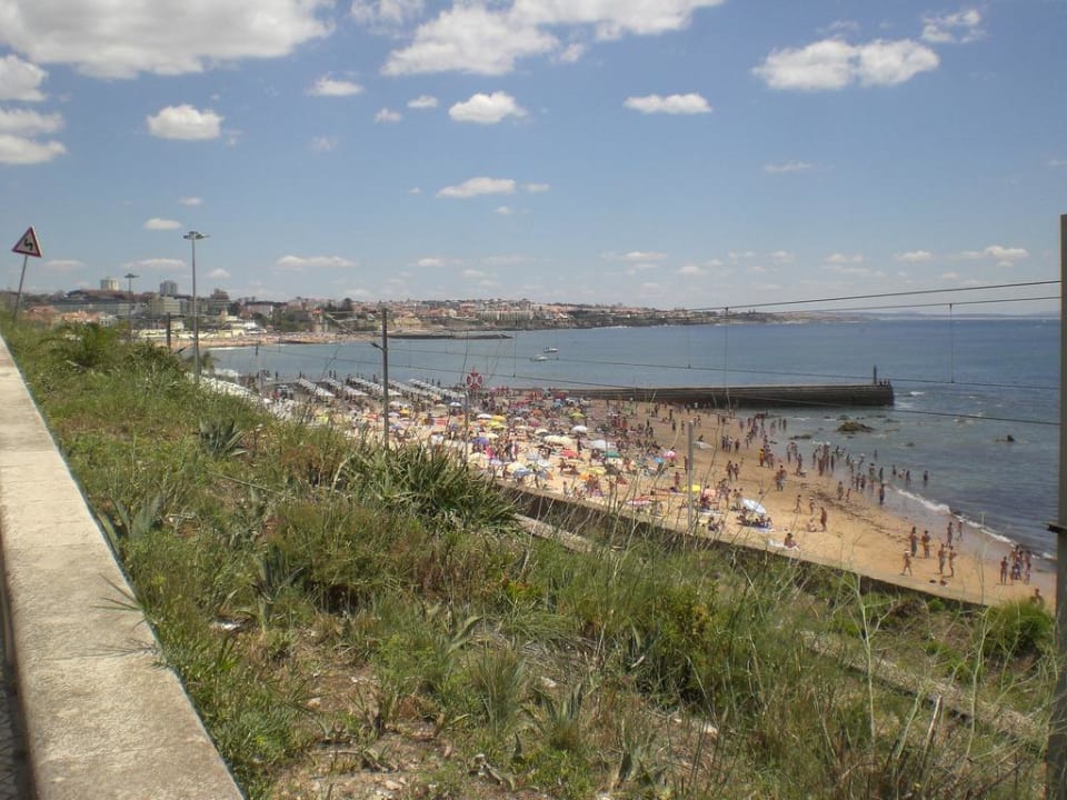 Vor dem Hotel liegender Strand Hotel Cascais Miragem