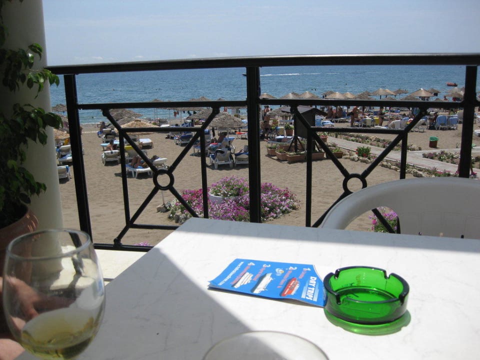 Aussicht von der Pool-Bar auf den Strand Hotel Calypso Beach
