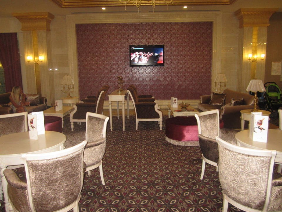 Интерьер лобби на 1 этаже Diamond Excellence Resort & Spa