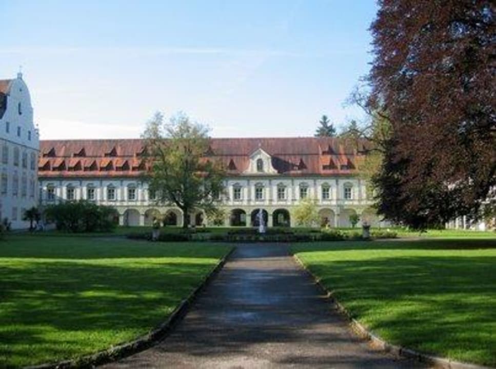 Klosterhof mit Klostergebäude im Hintergrund Jugendherberge Don Bosco