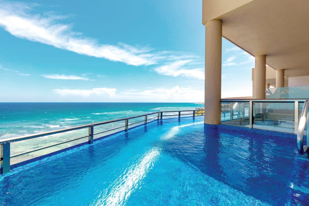 Pool El Dorado Seaside Suites