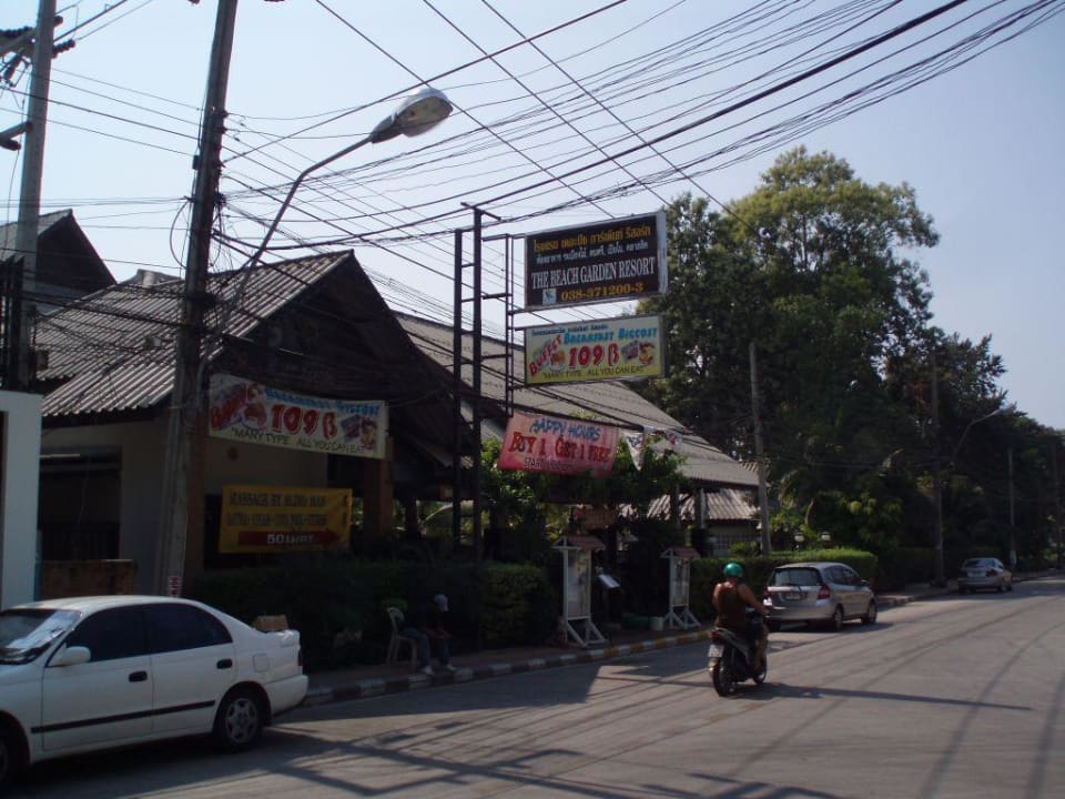 Hotel Eingang von der Strasse Hotel The Beach Garden Resort