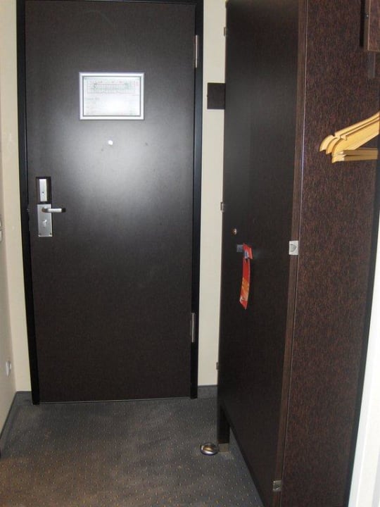 Türe und Schrank, Zimmer 404 Mercure Muenchen Ost Messe