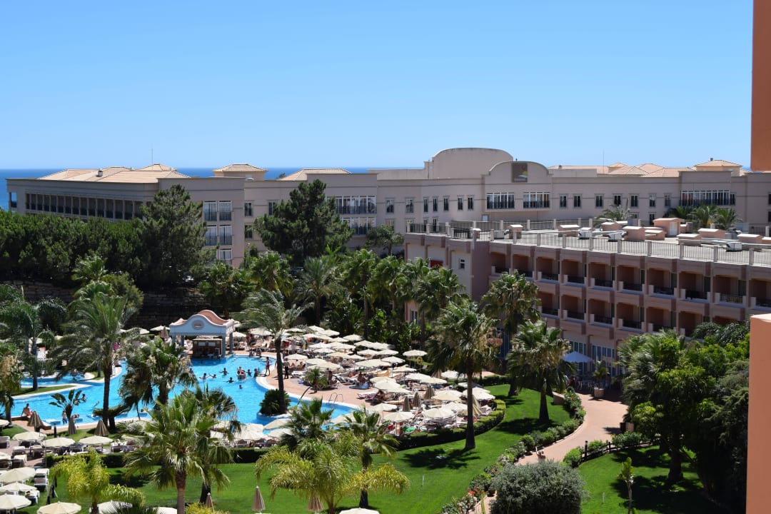 Pool mit Poolbar und rechts das Grillrestaurant 3HB Guaraná - All Inclusive