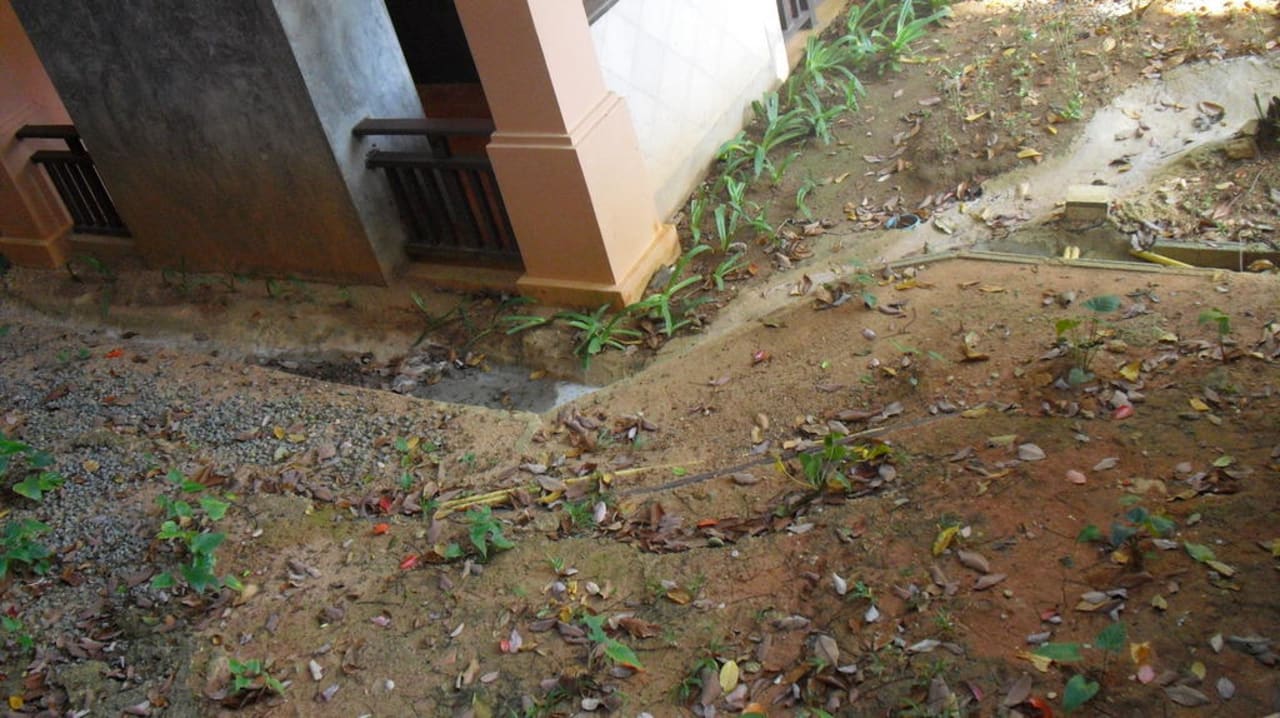 Kein Grün und wieder gefährliche Stromkabel Khao Lak Merlin Resort