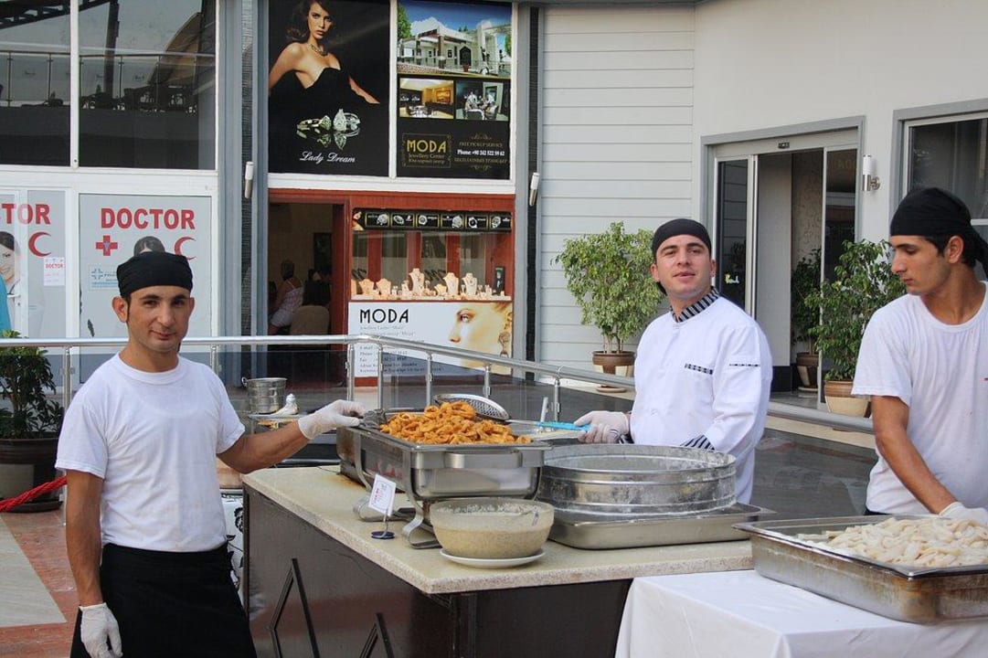 Abendessen auf der Terrasse Mira Meridia Beach Hotel