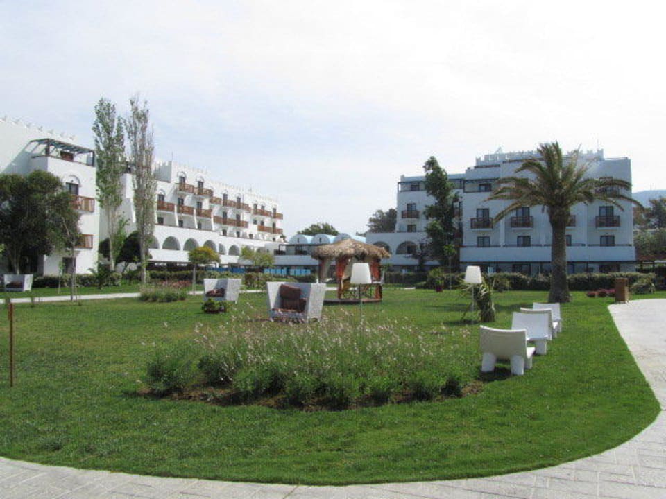 Rechts im Bild Haus 3 TUI BLUE Oceanis Beach and Spa Resort