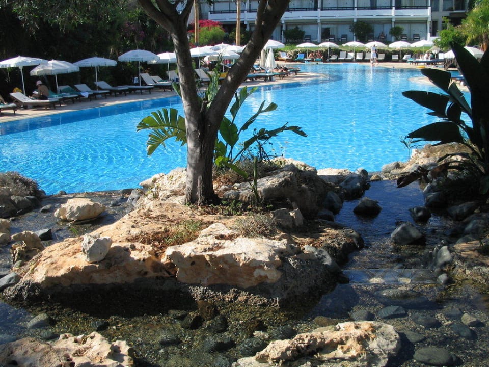 Hinter den kleinen Wasserfällen Hotel Grecian Bay