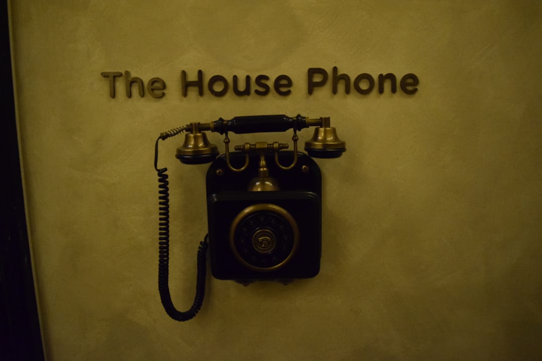 Auf jeder Etage gibt es ein Telefon mit dem man die Rezeptio The House Hotel Vault Karakoy