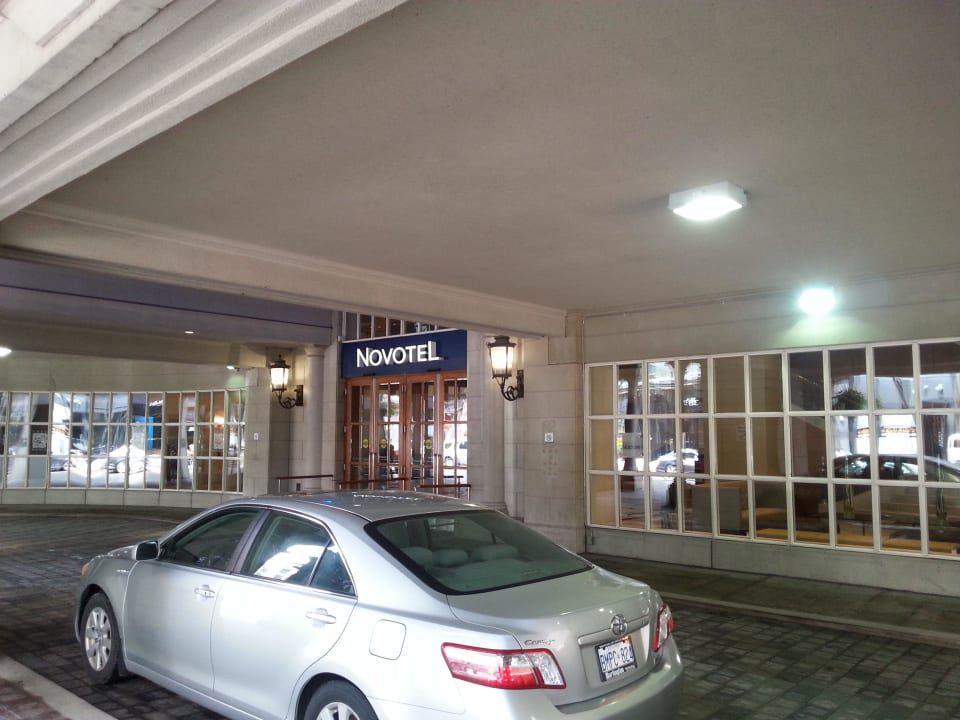 Haupteingang Hotel Novotel Toronto Centre
