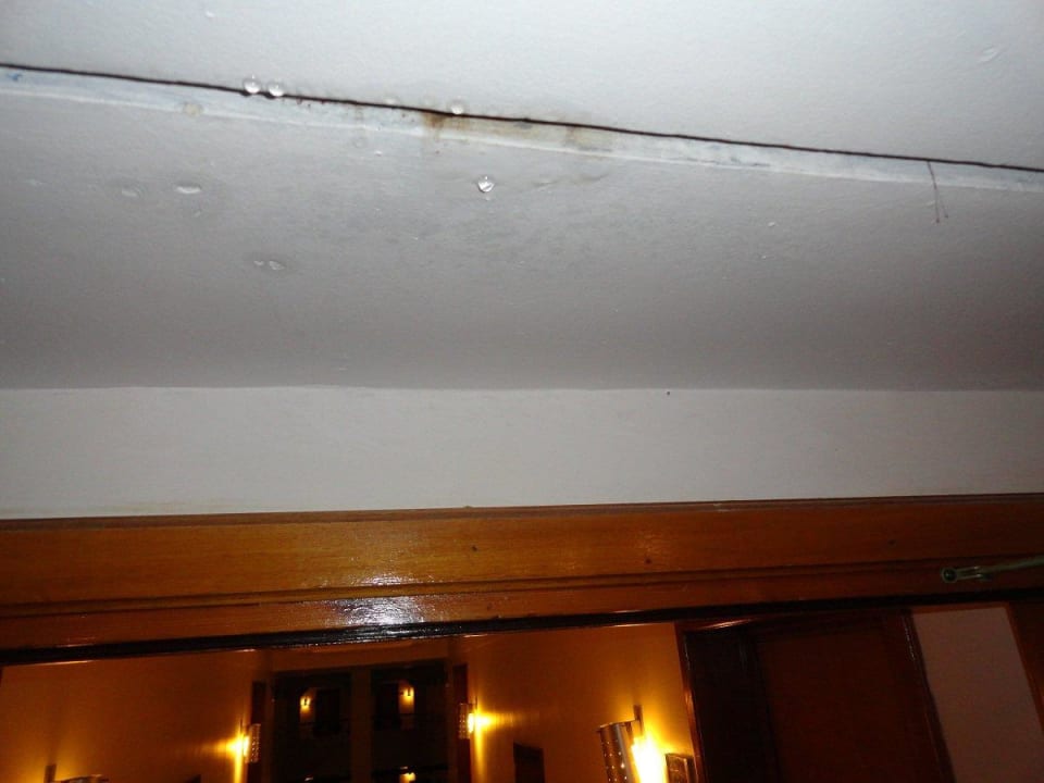 Dach undicht im Flur Iberostar Waves Founty Beach