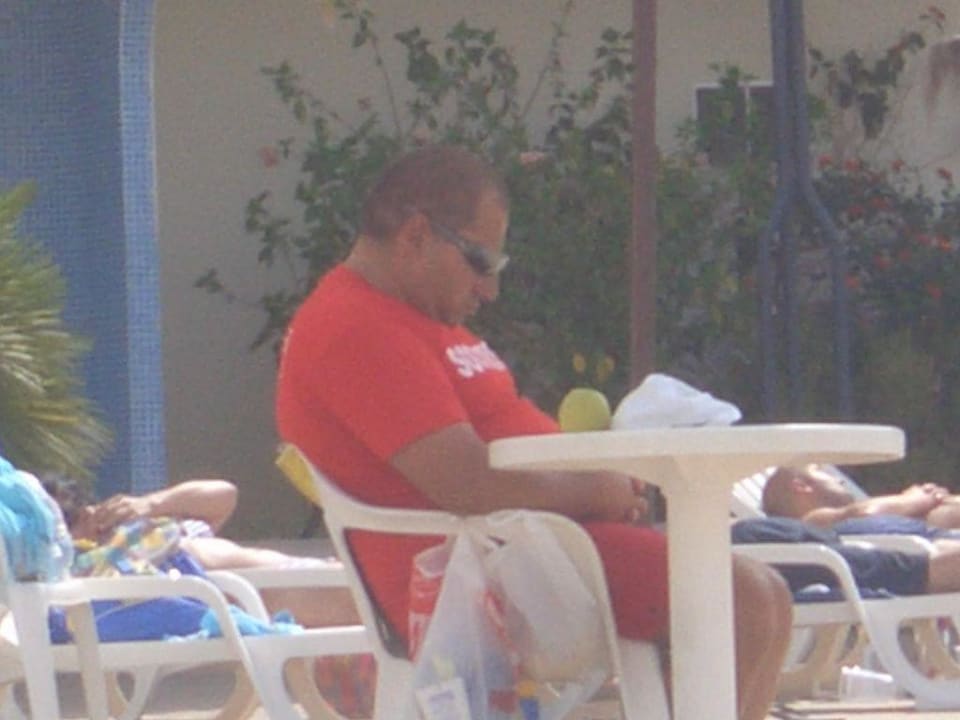 Der täglich müde Bademeister macht Siesta Hotel TRH Palma Nova