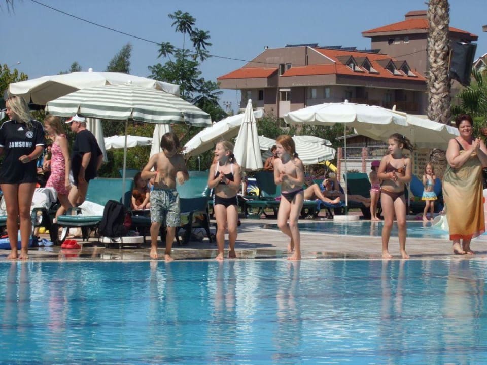 Clubdance am Pool Hane Family Resort