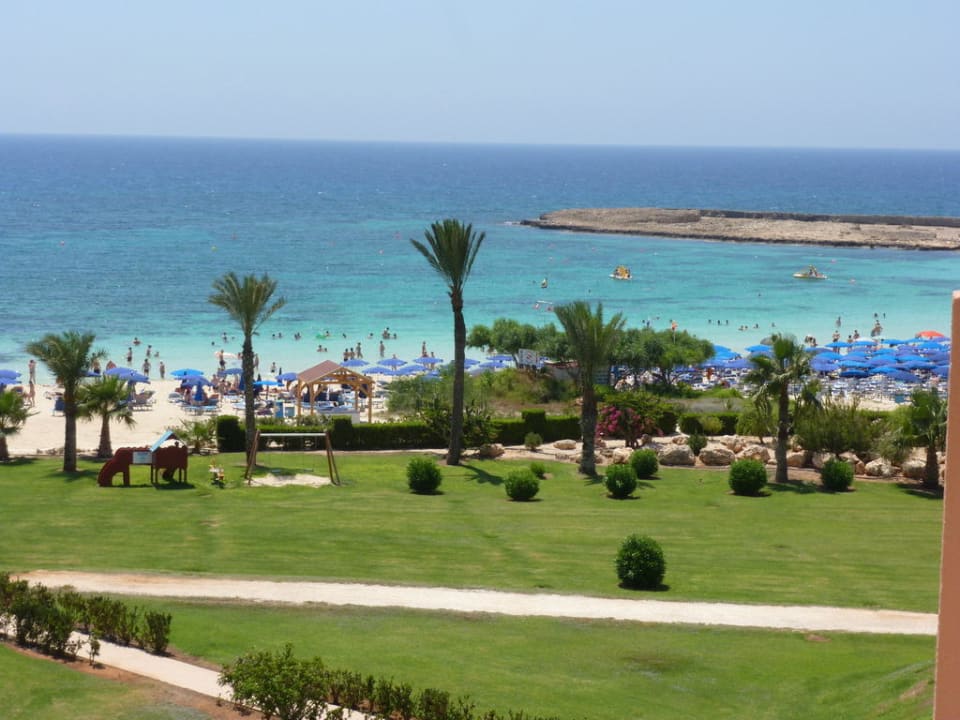 Gartenanlage mit Blick aufs Meer Asterias Beach
