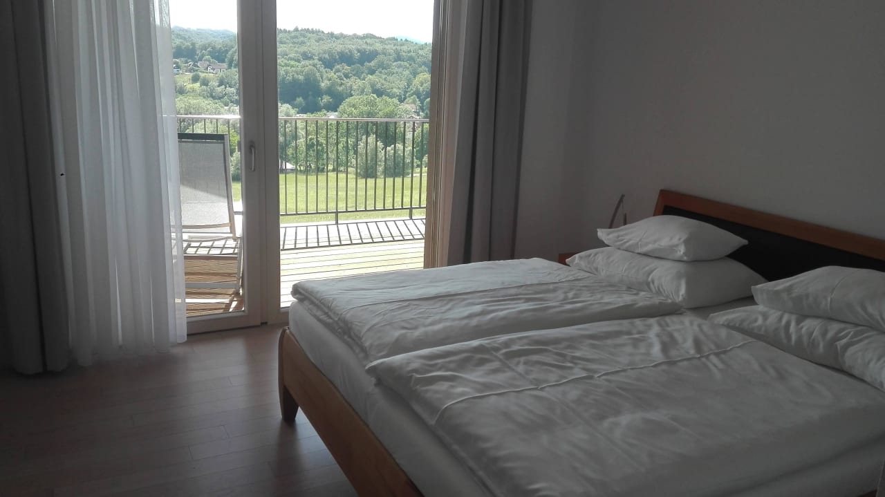Schlafzimmer mit Zugang zur Terrasse  LOISIUM Wine & Spa Hotel Südsteiermark
