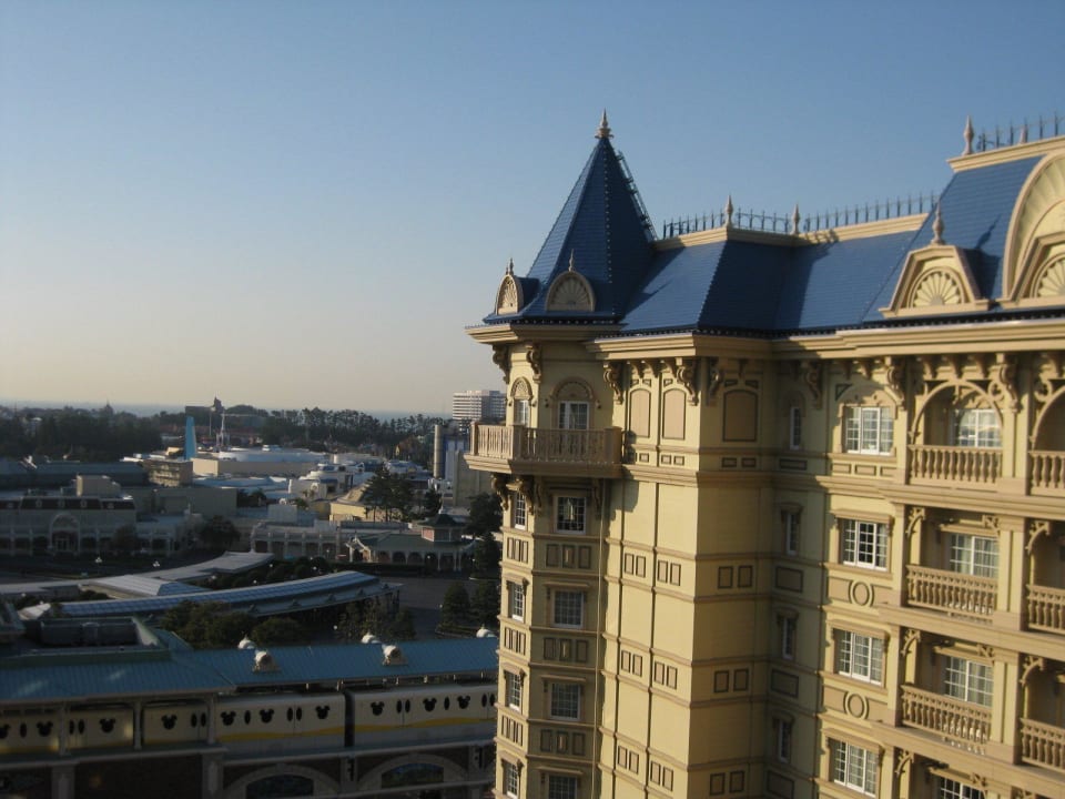 Fassade des Hotels Tokyo Disneyland Hotel
