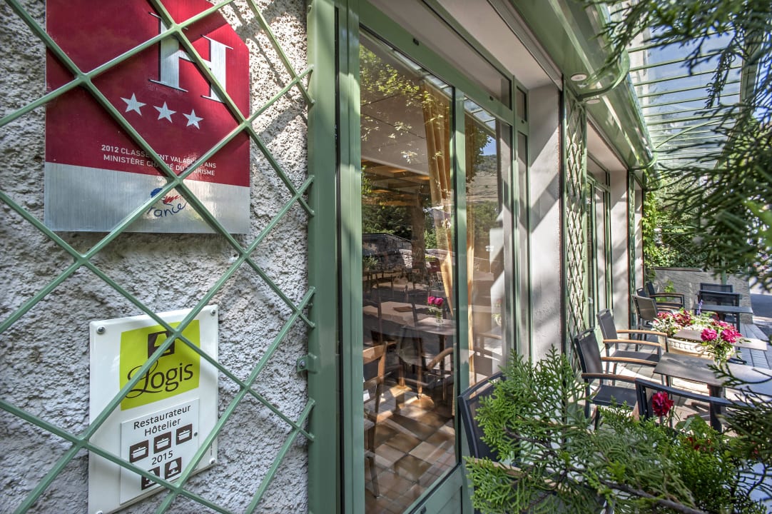 Terrasse vor dem Hotel Hotel Logis le Mont Aigoual
