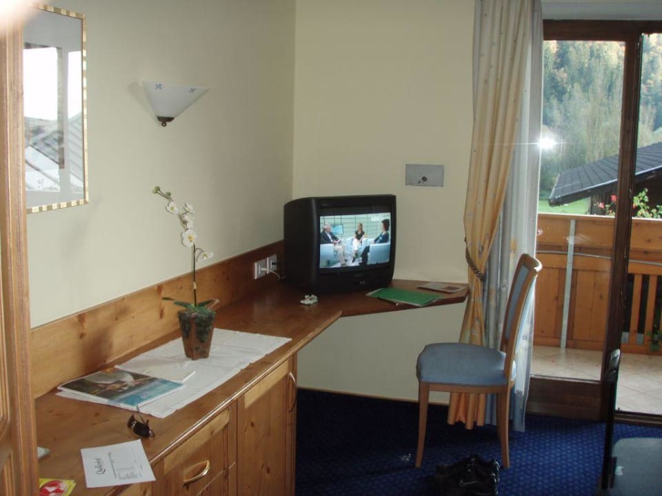 Schreibtisch mit Fernseher Quellenhof Luxury Resort Passeier