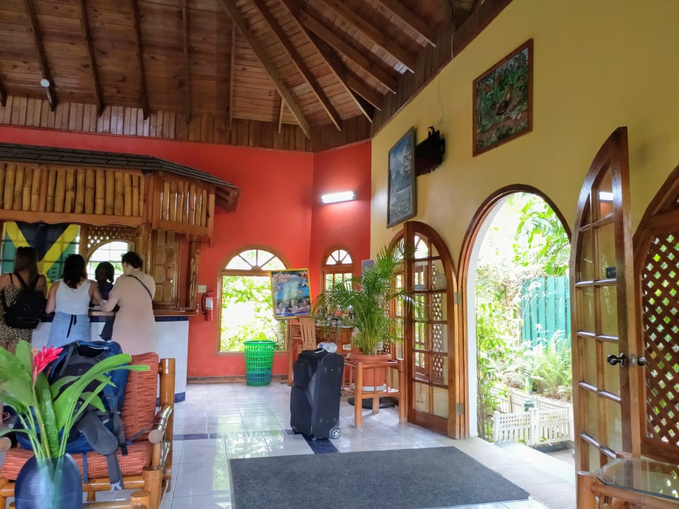 Lobby Merril's Beach Resort