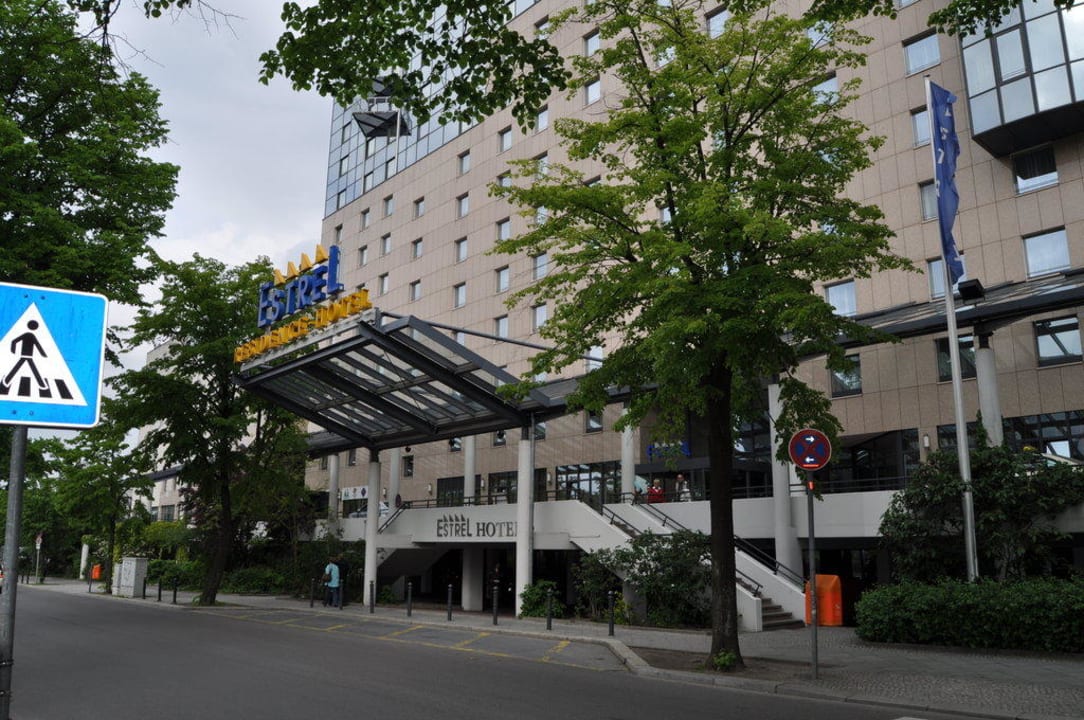 Hoteleingang Estrel Hotel Berlin