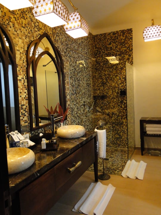 Doppelwaschtisch und große Dusche Hotel Riu Palace Zanzibar